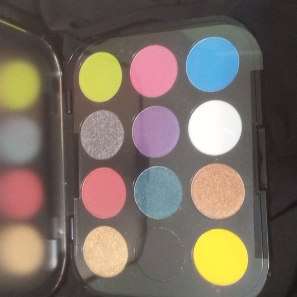 Mac Hi-Fi colour eyeshadow palette - Picture 4 of 5